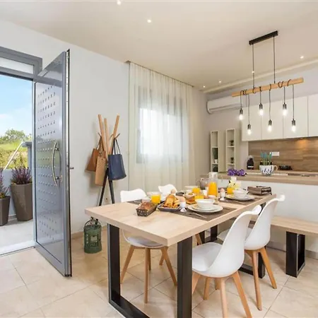 ヴィラ 2-bedroom With Private Pool In Kalithies ファリラキ